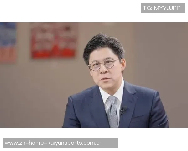 霍启刚盛装出席为足球明星颁奖典礼传递体育精神与荣耀